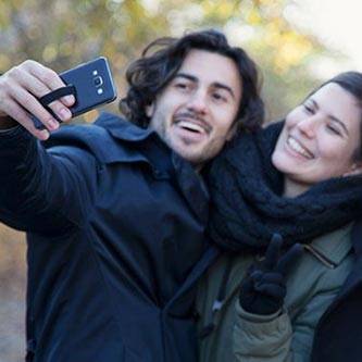 Happy-Strappy Alltagsmomente "Selfie" unterwegs | Fingerhalterung jetzt online kaufen bei cw-mobile.de